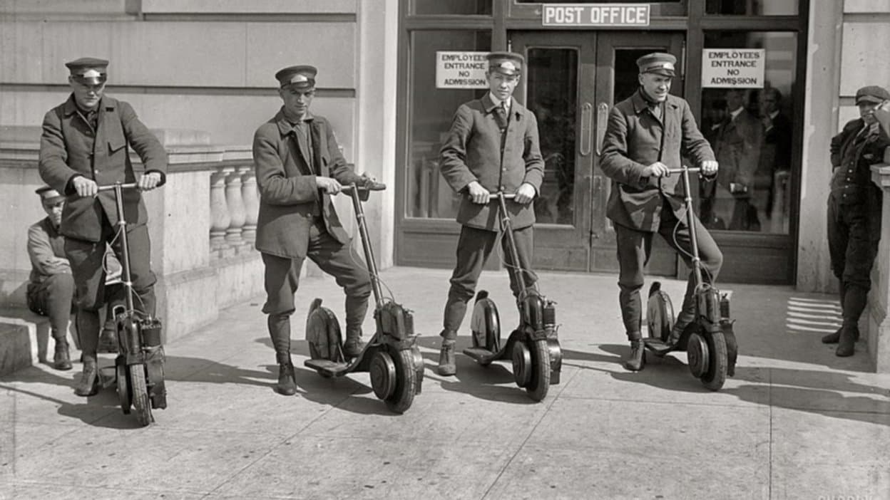 Image de postiers d'Autoped en trottinettes en 1916 Image de postiers d'Autoped en trottinettes en 1916