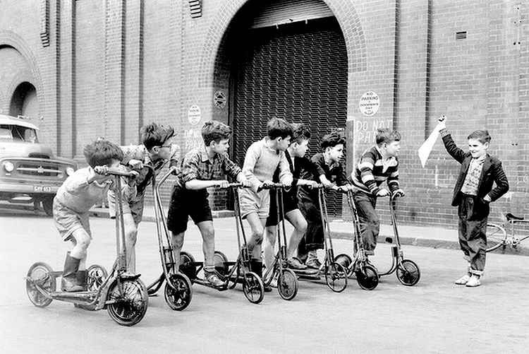 Image trottinette années 1900 Image trottinette années 1900 - Histoire et origine du mot