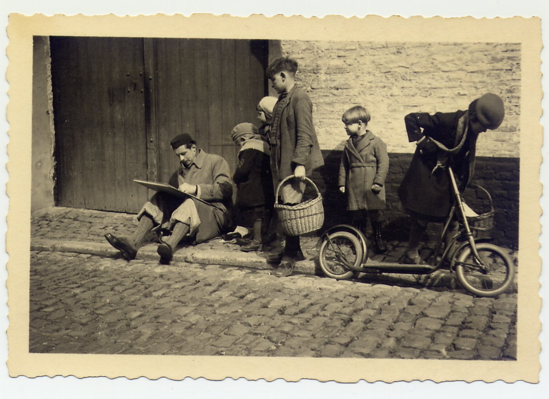 Image scène de rue en 1936, avec une trottinette Image scène de rue en 1936, avec une trottinette