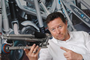 Wim Ouboter et le premier prototype de trottinette Wim Ouboter et le premier prototype de trottinette