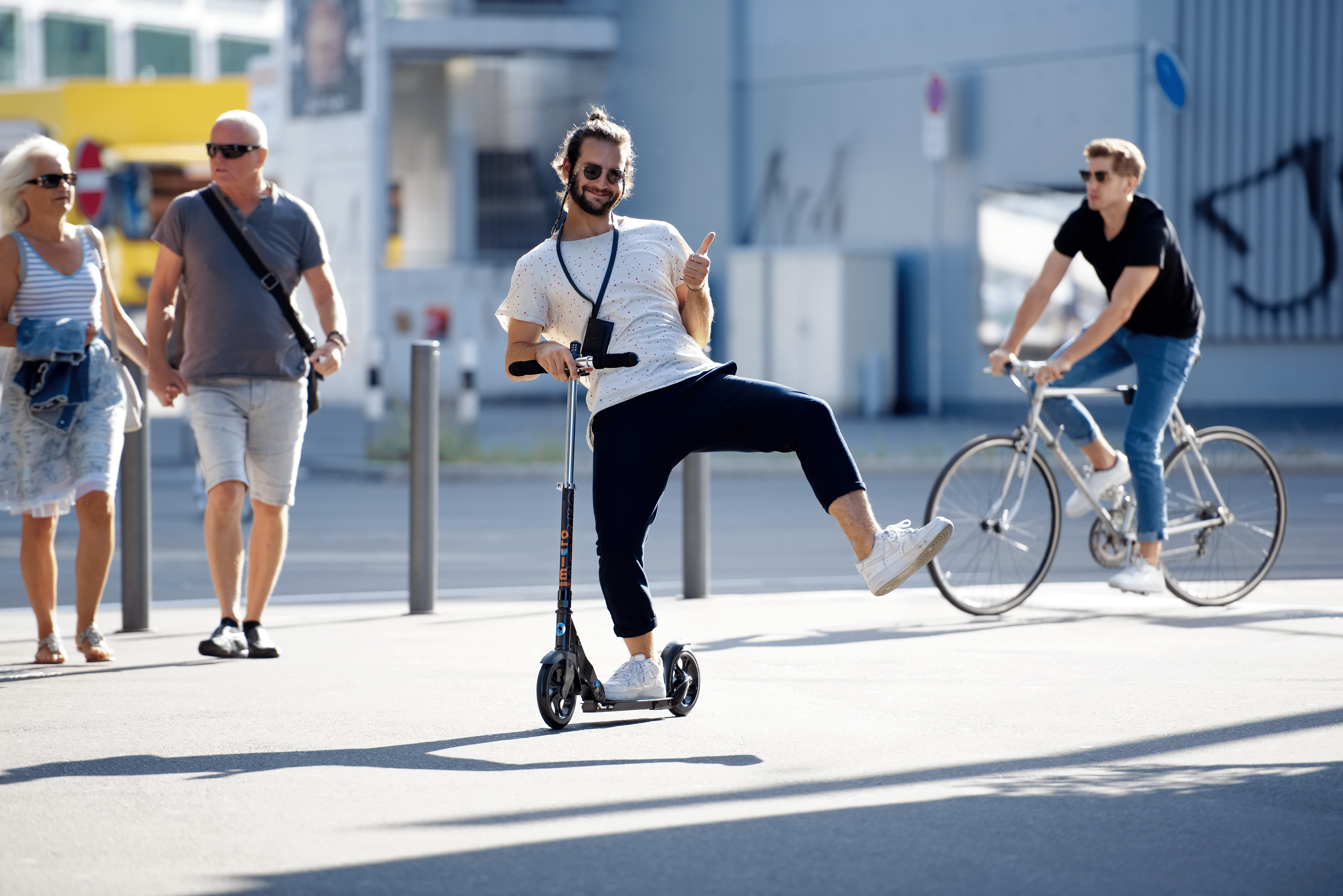 pensée positive - Micro-Mobility Homme sur trottinette faisant une figure - Résolution 2021