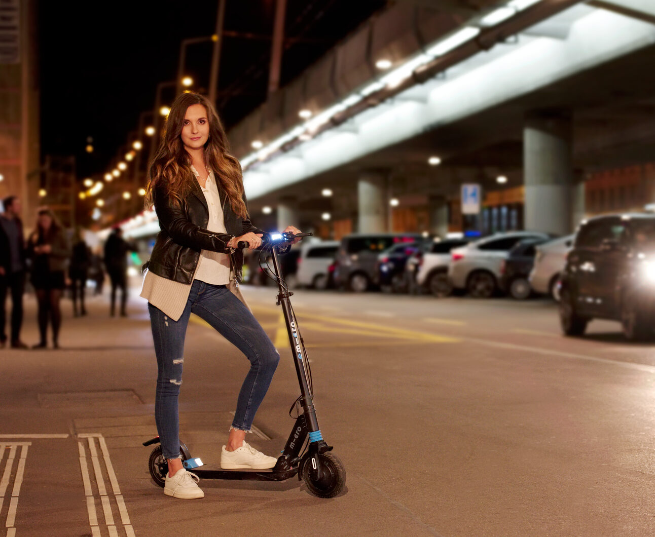 Micro Merlin - trottinette électrique Image femme sur trottinette Micro Merlin en ville