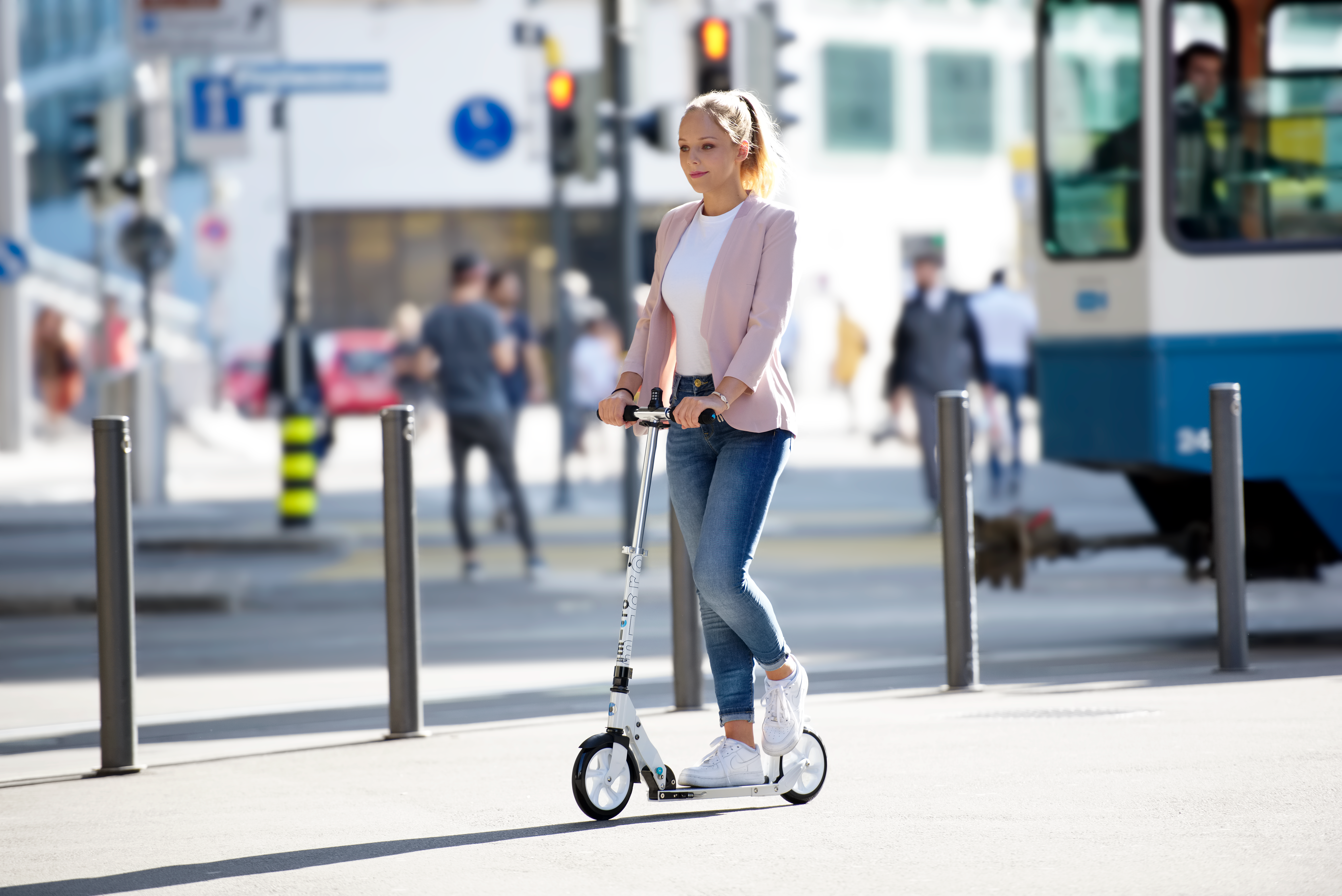 Trottinette Micro White femme sur trottinette Micro