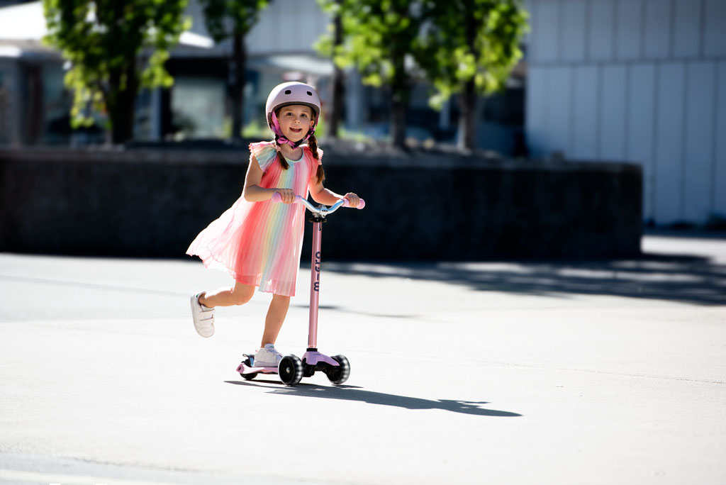 petite fille qui fait de la trottinette 3 roues